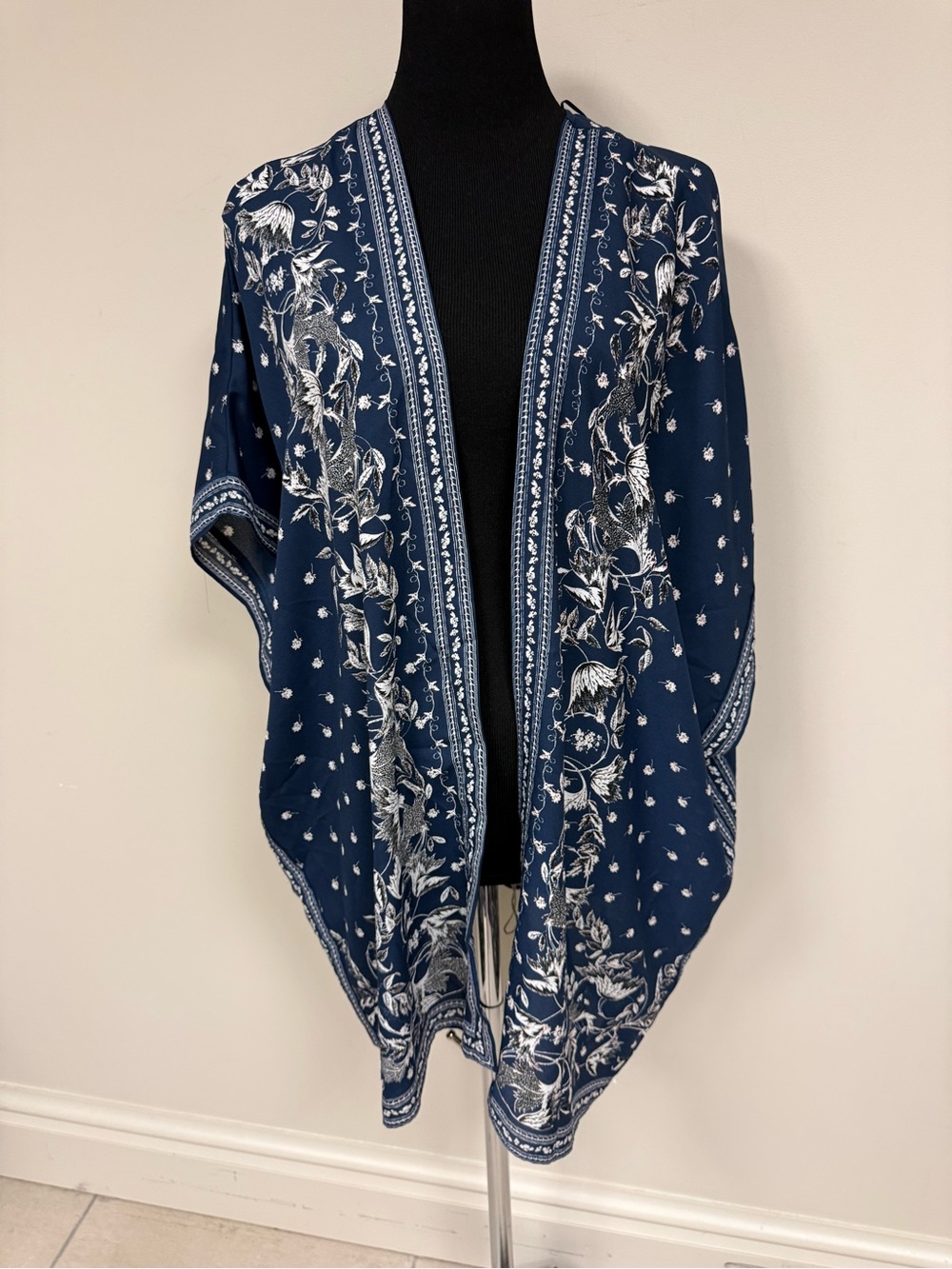 Max studio London size medium Navy Blue Floral  Kimono Wrap - NEW $198